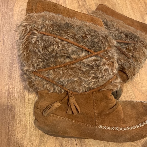 Brown Minnetonka boots - Picture 3 of 3